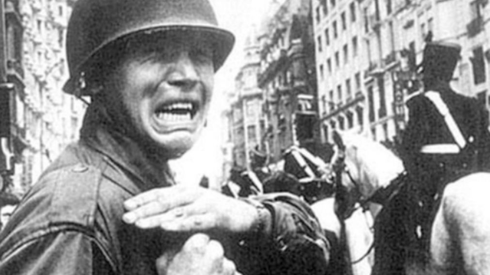 La histórica foto tomada en julio de 1974 recorrió el mundo entero e inmortalizó al soldado Roberto Vassie.