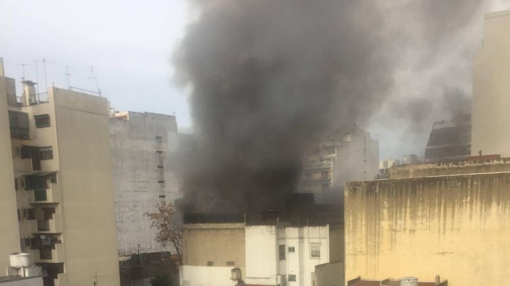 ¡Nube negra! Impactante incendio en local de Villa Crespo.