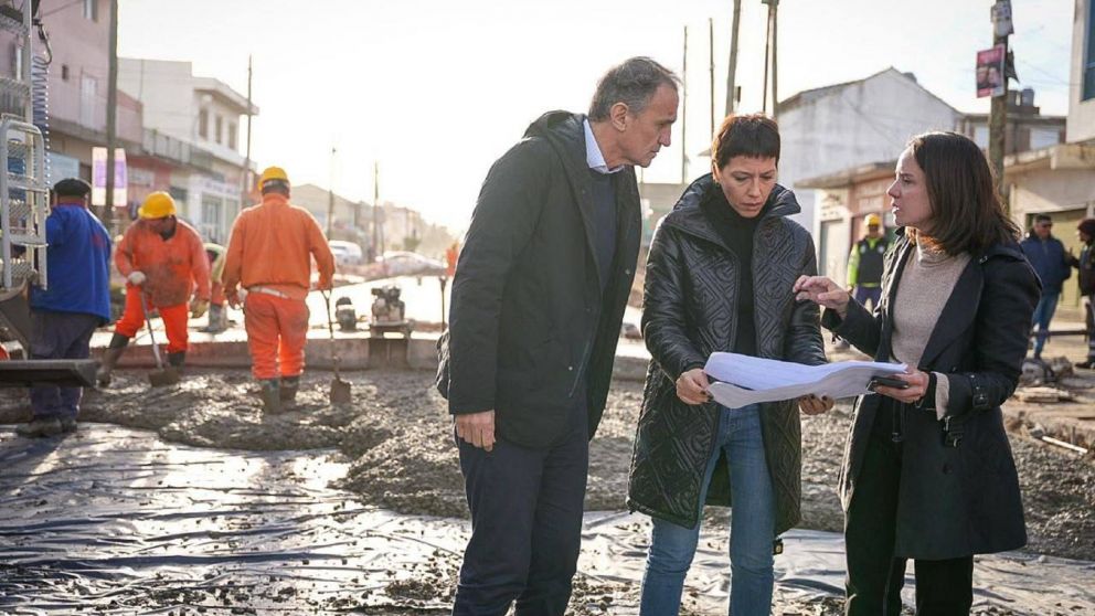 Mendoza y Katopodis recorrieron obras de pavimentación en Solano y Ezpeleta