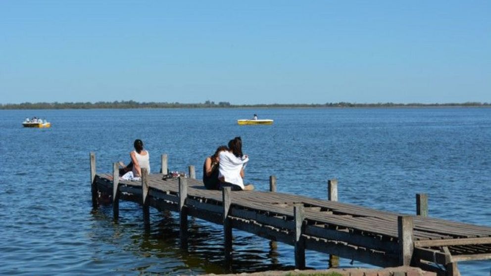 Villa Loguercio se ubica a la vera de la laguna y ofrece gran variedad de actividades.