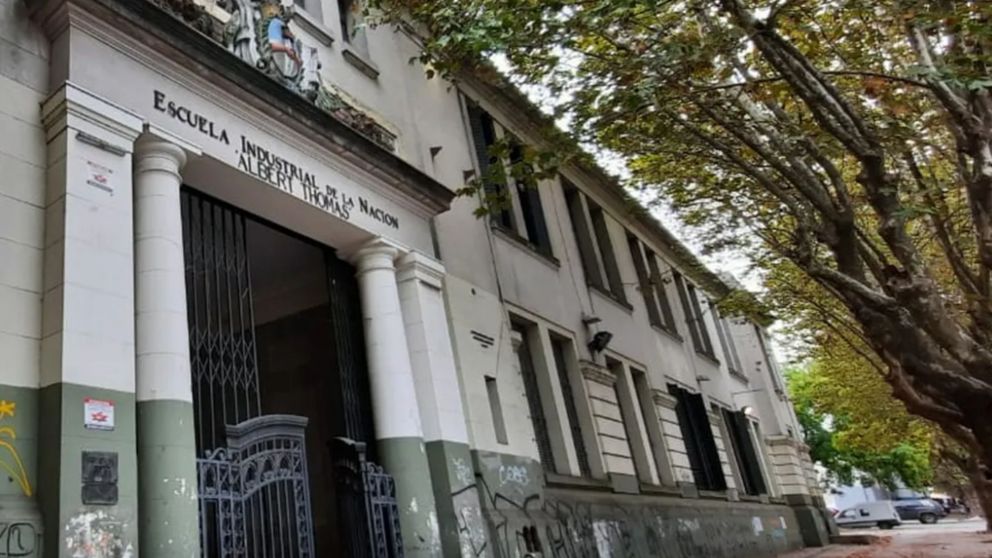 El papá de la víctima denunció que el caso de bullying tuvo lugar en la Escuela Industrial N° 1 Albert Thomas, en La Plata.