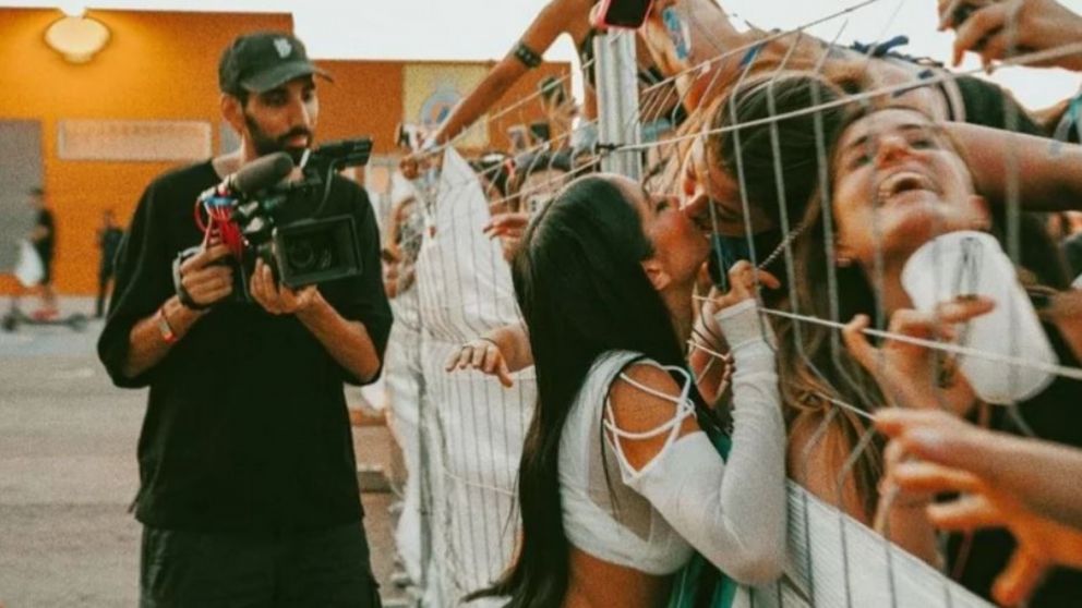 María Becerra a los besos con sus seguidores.