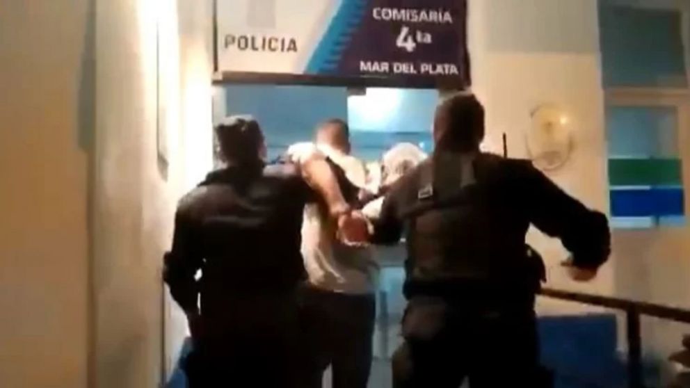 Un hombre fue detenido tras agredir a un adolescente y a un policía.