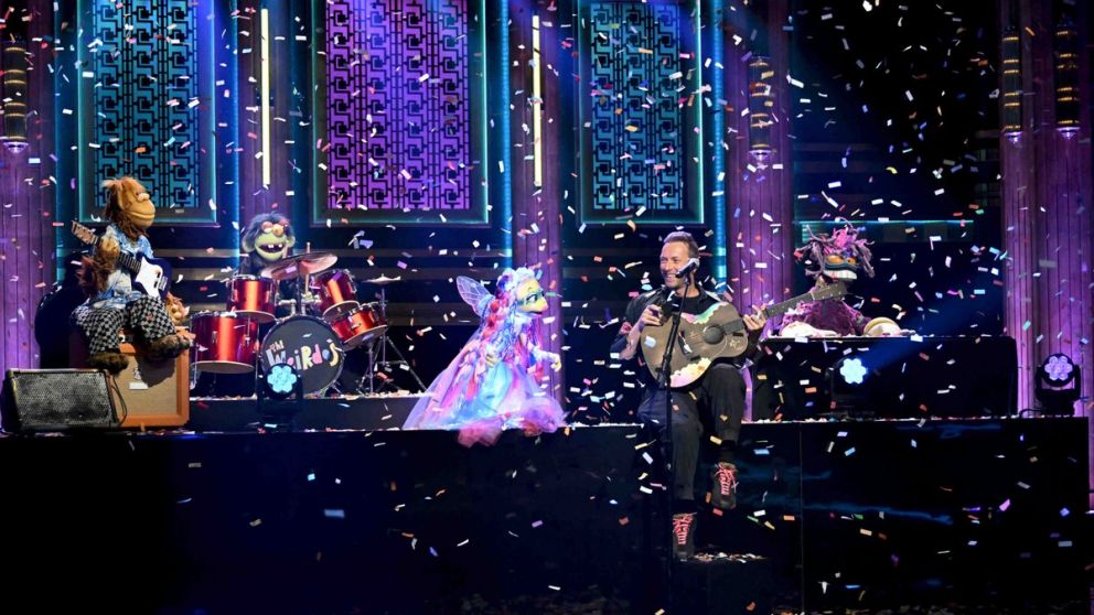 Chris Martin de Coldplay tocó con una banda de marionetas en el programa de Jimmy Fallon