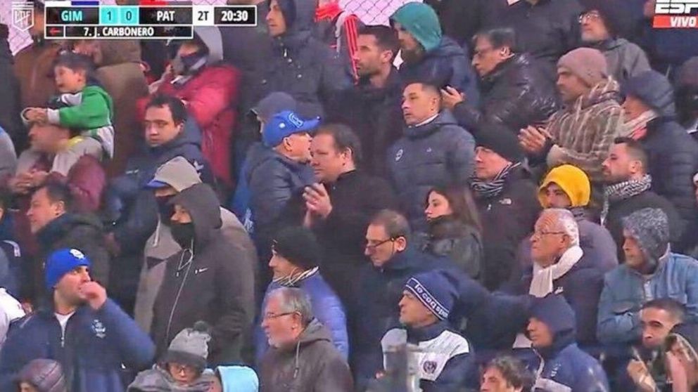 La imagen de Maradonna alentando a Gimnasia en la tribuna del Bosque.