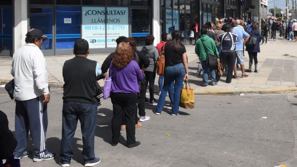 Los beneficiarios del Refuerzo de Ingresos cobrarán la segunda parte del bono en la misma CBU en la que recibieron el primer pago (Crónica / Archivo).