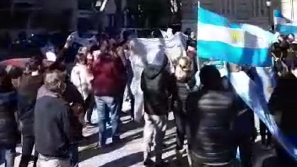 Un grupo de padres de la IMPA realizó un "Banderazo"