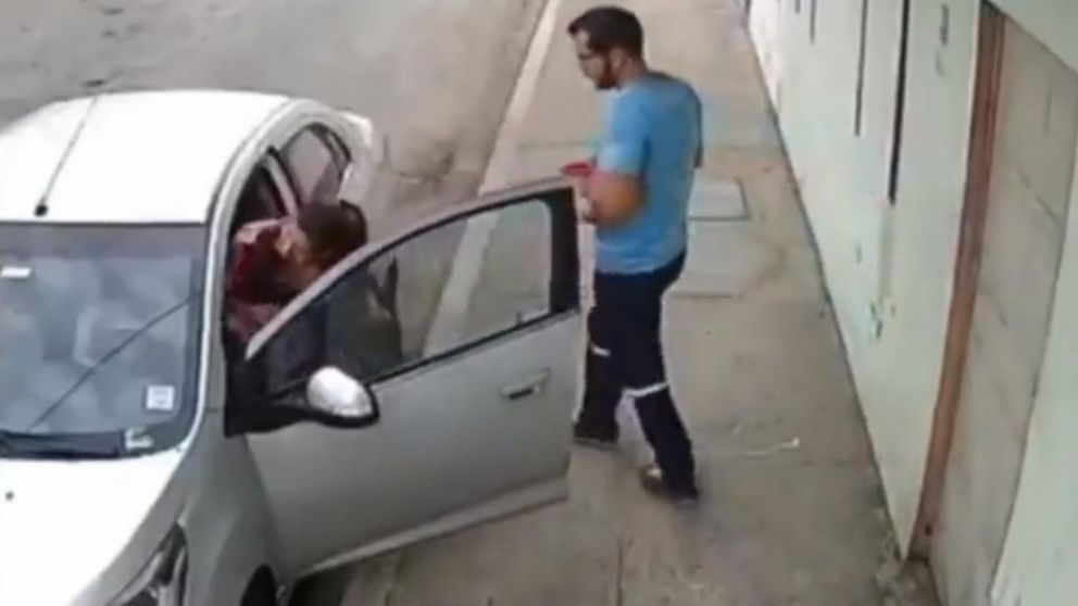 La v�ctima fatal y su "despedida final" de su pareja (Captura de video).