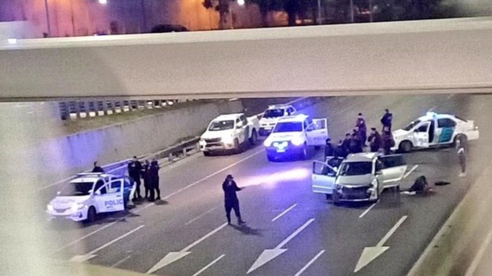 El tiroteo y posterior operativo policial generó un caos vehicular en la avenida General Paz (Twitter).