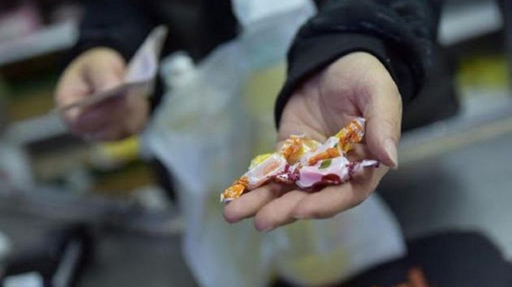 El envoltorio de los caramelos asemeja a los billetes de 5 pesos.