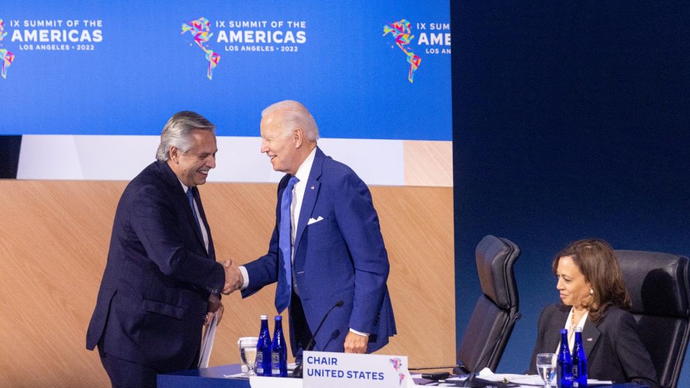 Alberto Fernández y Joe Biden en un caluroso apretón de manos durante la Cumbre de las Américas.