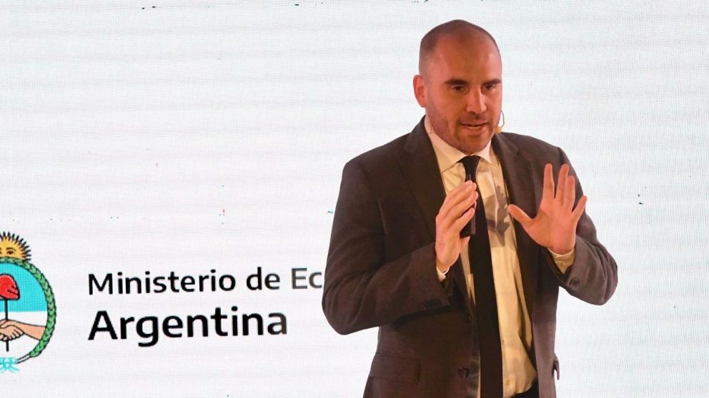 Guzmán señaló que en el Gobierno están "buscando poner orden" en una estructura tributaria a la que calificó como "un bodrio".