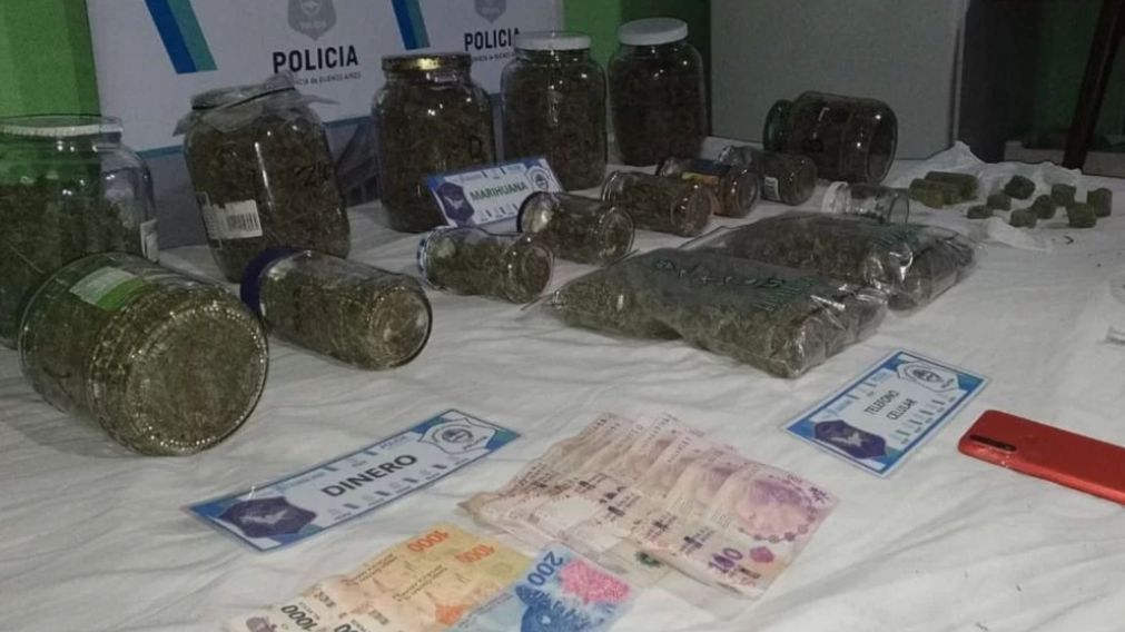 Tras el allanamiento se confiscaron cogollos de marihuana, y dinero en efectivo.