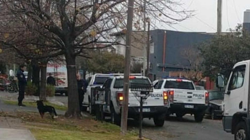 Cuando la policía llegó al lugar del hecho, el joven estaba siendo trasladado al hospital por su papá y hermano.