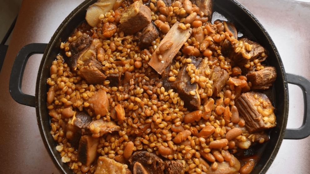 Imperdible receta para el fr�o: guiso de trigo con carne. 