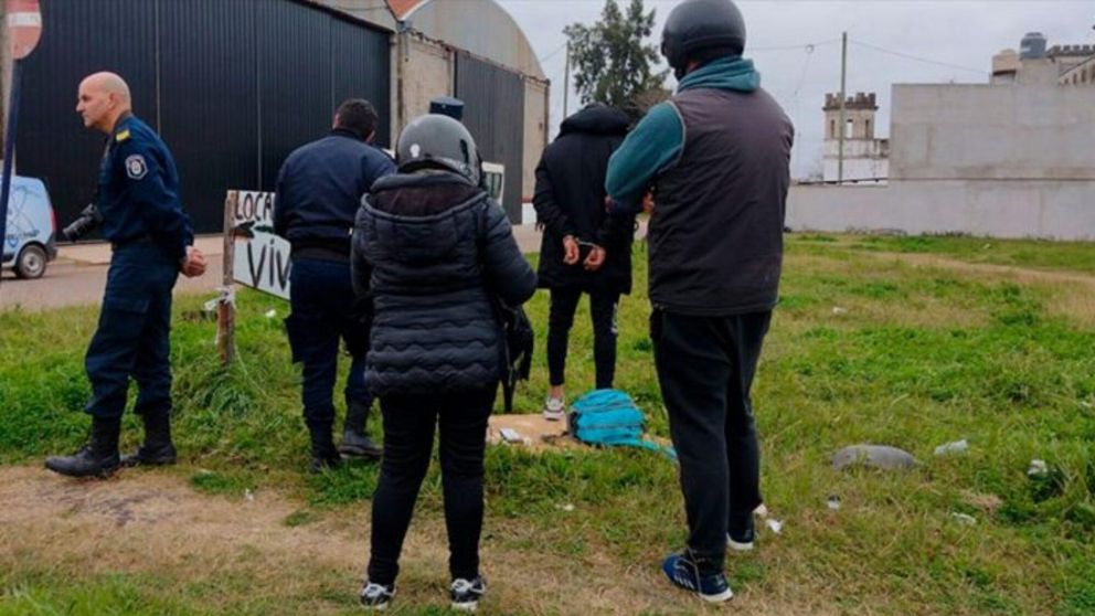 La adolescente de 14 años alertó a la policía sobre el ataque que sufrió su mamá.