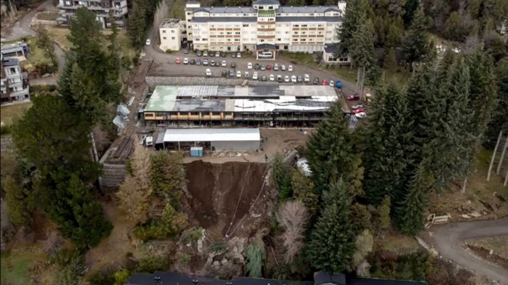 Con el hallazgo de dos cuerpos, suman tres las personas que murieron por el alud en Bariloche (Télam/Captura de televisión).