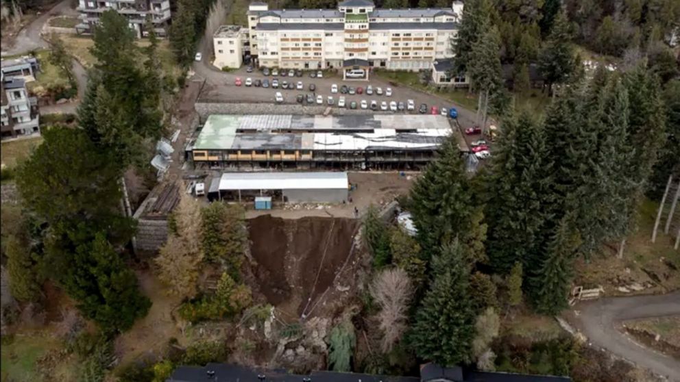 Con el hallazgo de dos cuerpos, suman tres las personas que murieron por el alud en Bariloche (Télam/Captura de televisión).