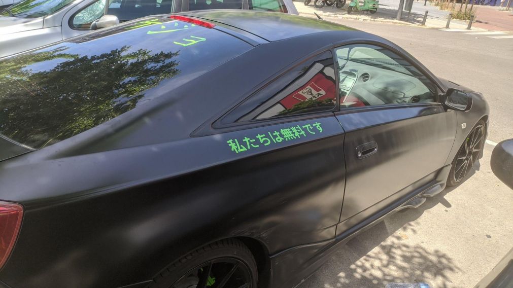 La foto del auto con un frase en japonés que recorrió el mundo.