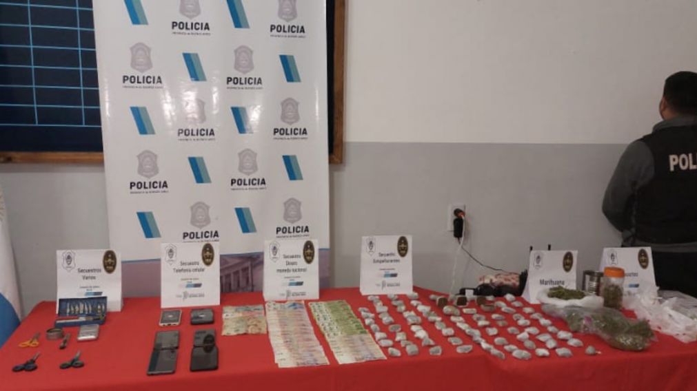 Incautaron 1,106 kilogramos de marihuana fraccionada en gran cantidad de bolsas de nylon.