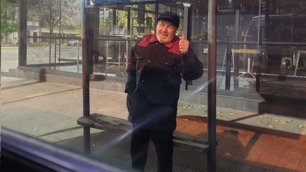 A sus 75 años, se levanta todas los días a las 5.30 de la mañana para acompañar a su nieta.