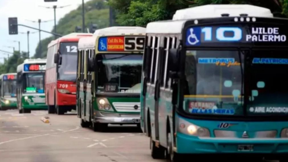 Desde el Gobierno anunciaron que estudian subir un 40% el precio de los boletos de los colectivos que recorren el AMBA (Archivo).