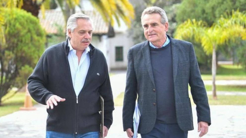 Alberto Fernández y Agustín Rossi, durante el encuentro del sábado en la Quinta de Olivos (Twitter/Gentileza @alferdez).