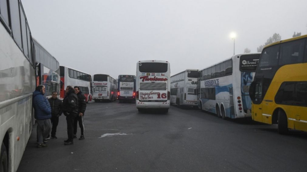 El corte de los choferes de larga distancia se realizaba a la altura del kil�metro 7 de la Autopista Buenos Aires-La Plata (Gentileza T�lam).