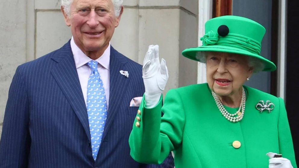 �Dio el presente! La reina Isabel reapareci� en el cierre de los festejos por sus 70 a�os en el trono.