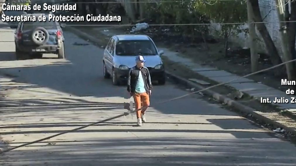 A lo "Terminator": así joven caminaba armado por la calle.