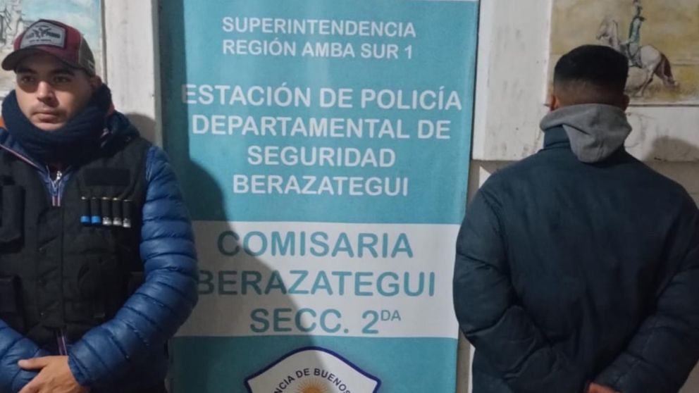 Este es el sospechoso que fue arrestado por los pesquisas policiales.