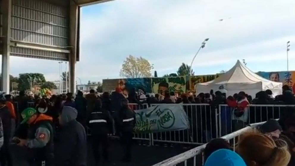 Murió "El Noba": caravana con motos al corte, bombos, músicos y el barrio en la calle, así fue su despedida.
