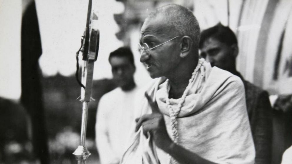 Mahatma Gandhi se recibió en Londres de abogado y luego promulgó por la paz en Sudáfrica y en India.