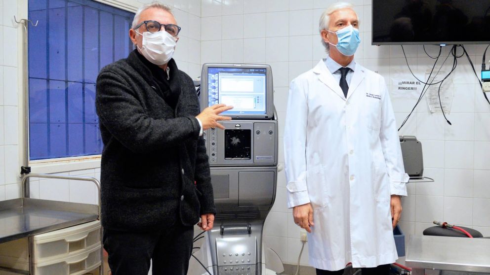 Julio Zamora presentó un equipo de última generación para cirugías de alta complejidad en el Hospital Oftalmológico Dr. Ramón Carrillo.