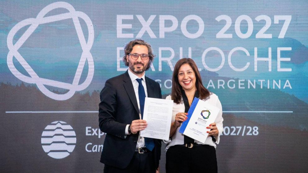 El canciller Santiago Cafiero y la gobernadora Arabela Carreras lanzaron la candidatura de Bariloche para ser sede de la Exposici�n Especializada 2027.