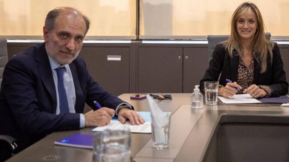 Malena Galmarini y Eduardo Hecker firmaron un convenio para que más vecinas y vecinos se puedan conectar a las redes de agua y cloaca de AySA.