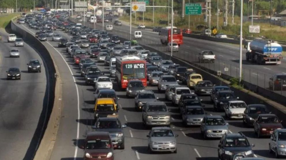 Tránsito cargado en los accesos a la ciudad de Buenos Aires (Imagen ilustrativa).