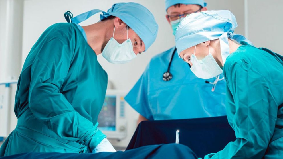 Estaba dando a luz a su tercer hijo y el médico que la atendía le detectó un cáncer terminal (imagen ilustrativa).