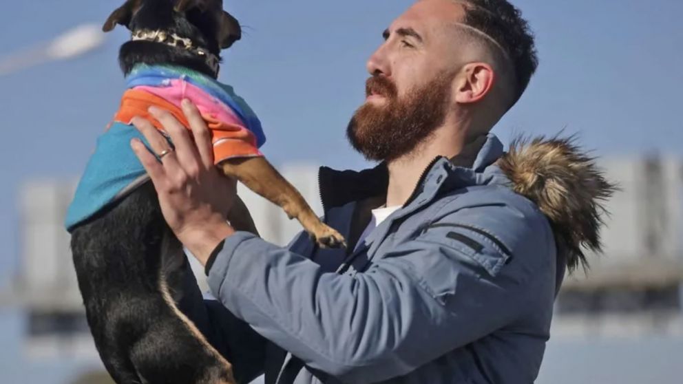 Franco Gavidia, junto a su perro Coco, al salir de Ezeiza. (Gentileza: La Nación. Autor: Santiago Filipuzzi)