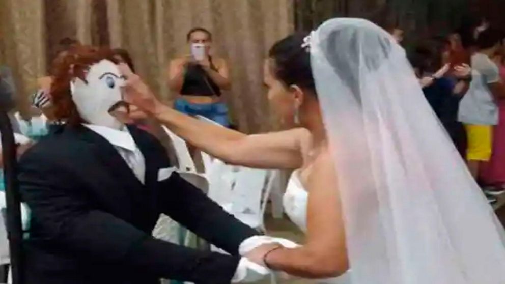 Video: se cas� con un mu�eco de trapo y juntos tienen un beb�