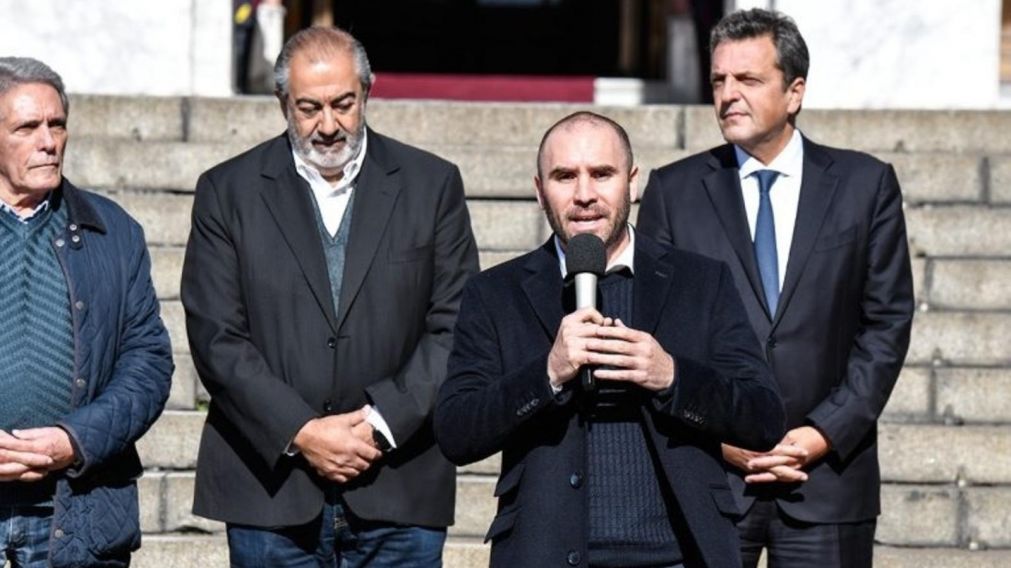 Martín Guzmán y Sergio Massa, entre otros, fueron los encargados de anunciar el viernes la suba en el piso de Ganancias (Télam/Archivo).