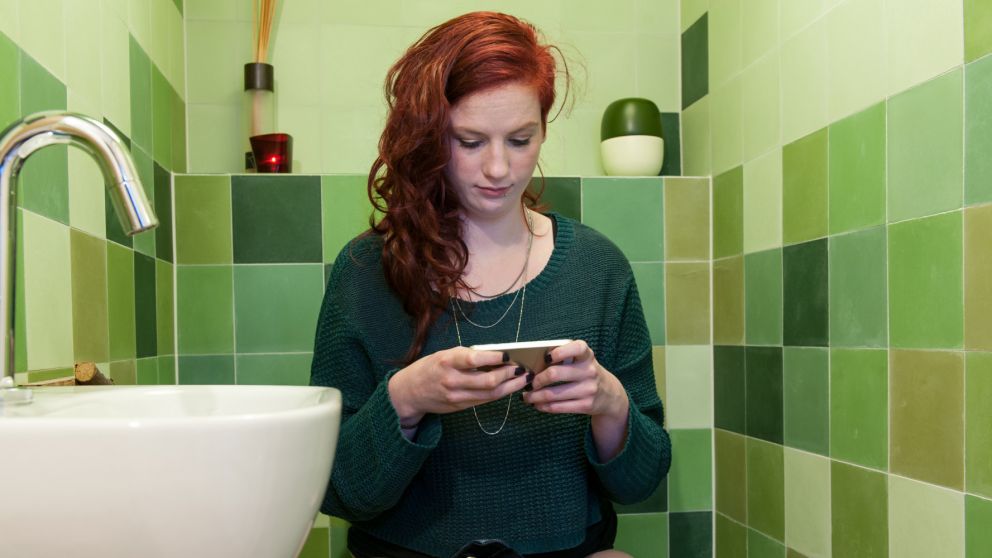 Pasar un tiempo prolongado sentado en el inodoro con un smartphone trae consecuencias para la salud.