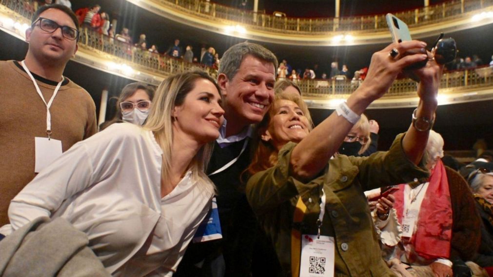 Carolina Losada y Facundo Manes en la reciente Convenci�n Nacional de la UCR (Archivo/T�lam).
