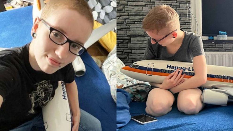 Una joven confesó que está enamorada de un avión y hasta tiene sexo con su réplica (imagen Daily Star).