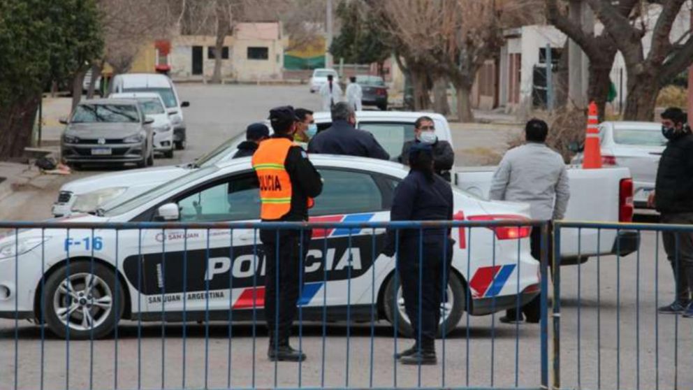 Detuvieron a depravado que distribuía material pornográfico de su hija y más menores (Diario de Cuyo).