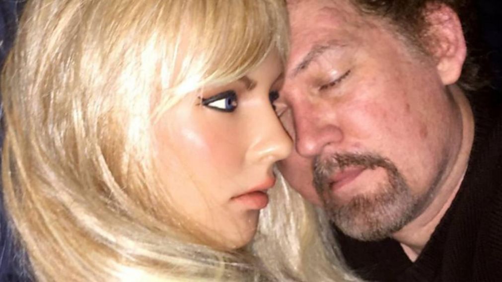 "Algunas mujeres se encienden sexualmente con la muñeca y eso me permitió hacer tríos junto a Taffy y una mujer de carne y hueso", reveló el hombre.