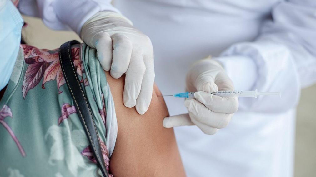 La urgencia urinaria o vejiga hiperactiva es un posible efecto secundario de la vacuna contra el Covid-19.