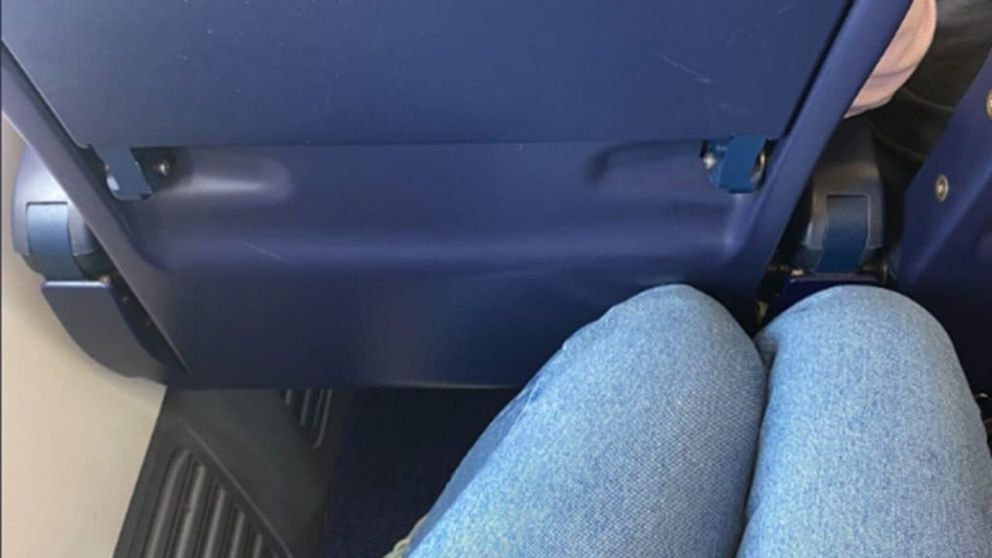 Una joven criticó el poco espacio entre asientos en un avión y la respuesta de la aerolínea se hizo viral (imagen Twitter).