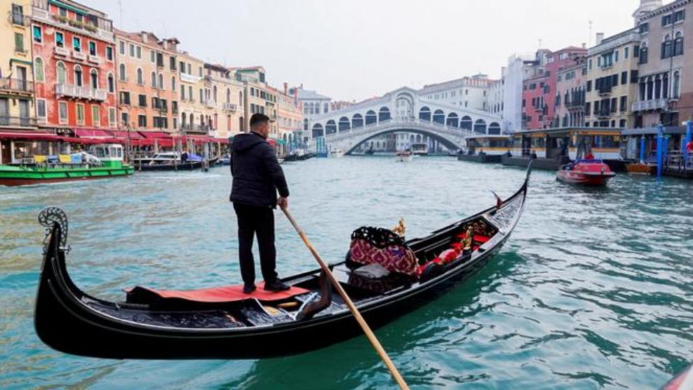 Así turistas nadaron por los canales de Venecia y vandalizaron una iglesia