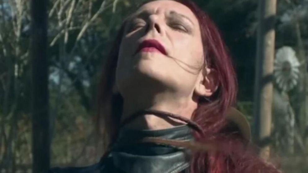 Karen sueña con poder implantarse pezuñas.